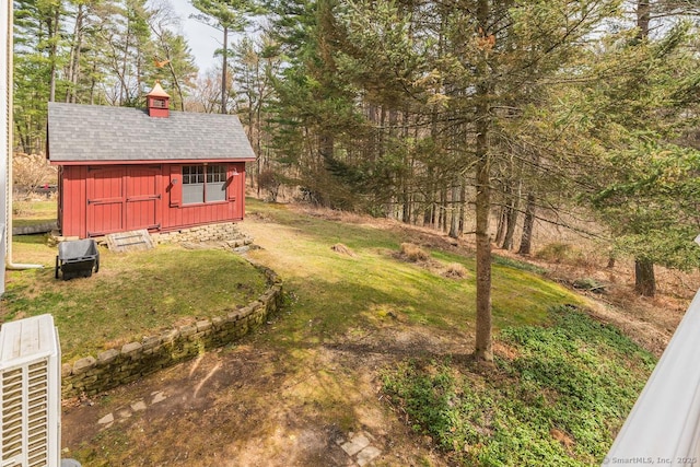 view of yard featuring a shed and an outdoor structure