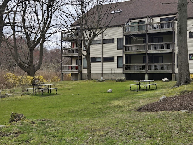 view of home's community featuring a yard