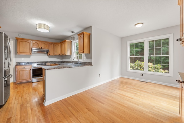 40 Nathan Hale Ct, Cheshire, CT 06410 - kitchen with stove, freestanding refrigerator, under cabinet range hood, light wood finished floors, and a peninsula