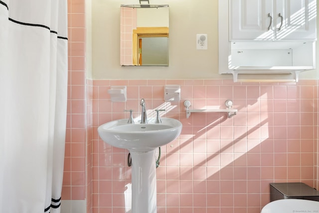 93 Lyman Rd, West Hartford, CT 06117 - full bath featuring tile walls, curtained shower, and toilet