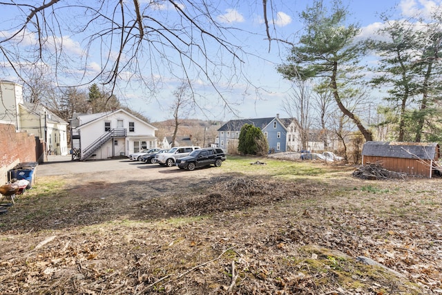 view of yard featuring a storage shed and an outdoor structure