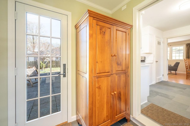 entryway featuring baseboards and crown molding