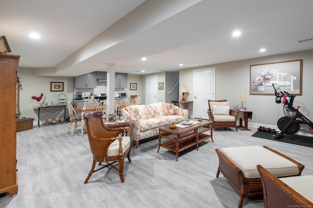 living area featuring visible vents, recessed lighting, baseboards, and light wood-style floors