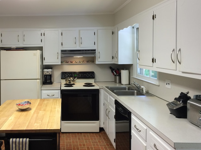 kitchen featuring electric range oven, dishwasher, freestanding refrigerator, a sink, and ornamental molding