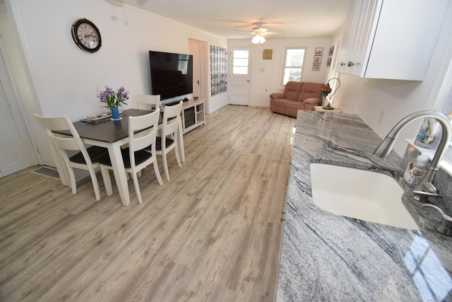 5 Hammock Pkwy, Clinton, CT 06413 - living room featuring light wood-style flooring, a ceiling fan, and baseboards