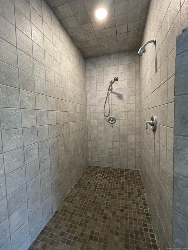 bathroom featuring tiled shower