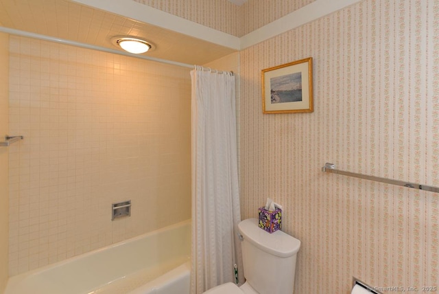 full bath featuring wallpapered walls, toilet, and shower / bath combo