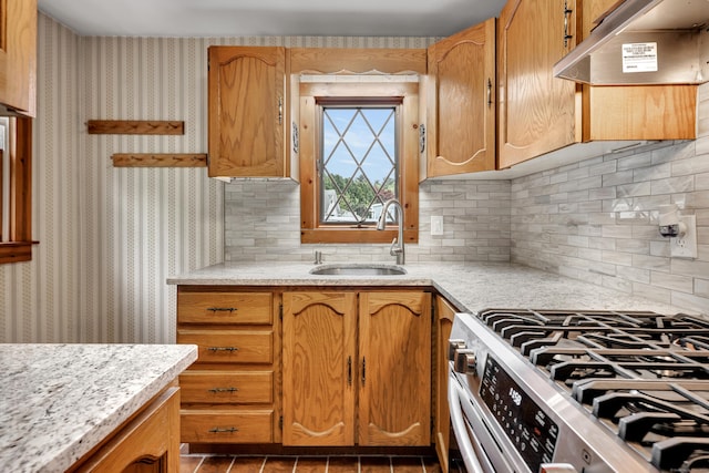 39 Smith St, Bristol, CT 06010 - kitchen featuring gas stove, a sink, under cabinet range hood, tasteful backsplash, and wallpapered walls