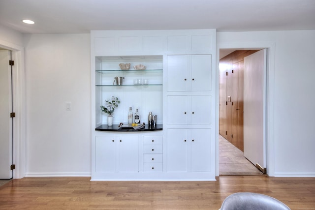 indoor dry bar featuring light wood-style flooring, baseboards, and recessed lighting