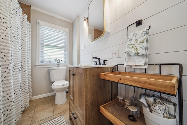 full bath with a shower with curtain, toilet, baseboards, and crown molding