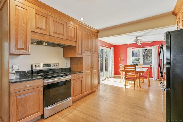 kitchen featuring recessed lighting, freestanding refrigerator, light wood-type flooring, stainless steel electric range oven, and ceiling fan