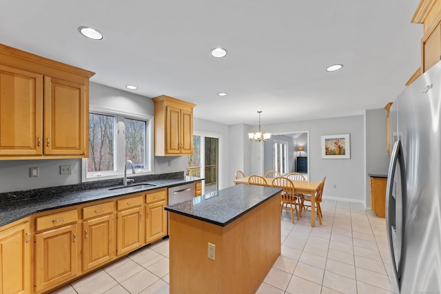 kitchen featuring stainless steel appliances, light tile patterned floors, a sink, and a kitchen island