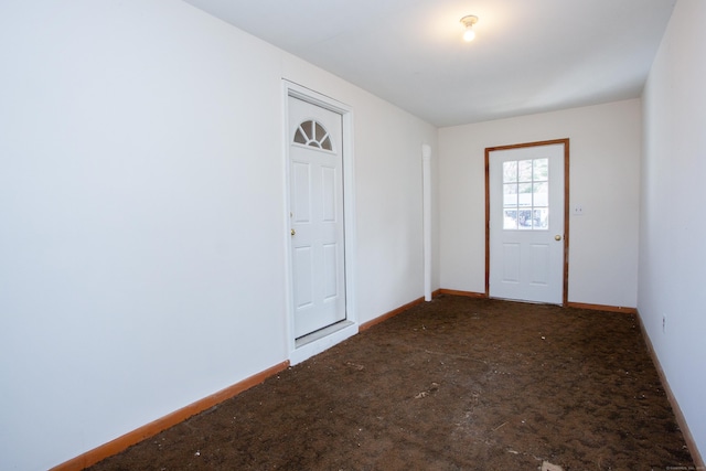 foyer entrance featuring baseboards