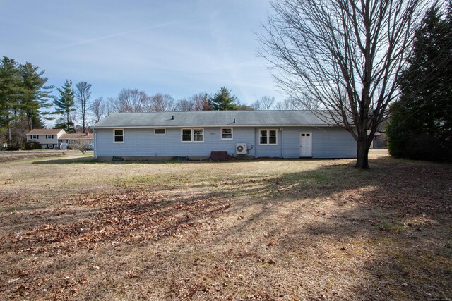 back of house featuring a yard