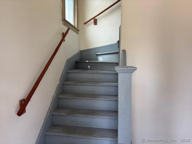 17-19 Fenwick St, Hartford, CT 06114 - view of stairway