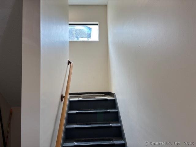 17-19 Fenwick St, Hartford, CT 06114 - view of staircase