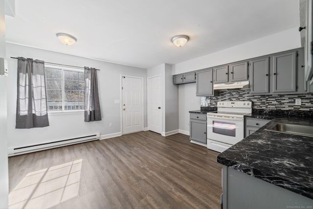 kitchen featuring white electric range oven, gray cabinets, under cabinet range hood, a baseboard radiator, and backsplash