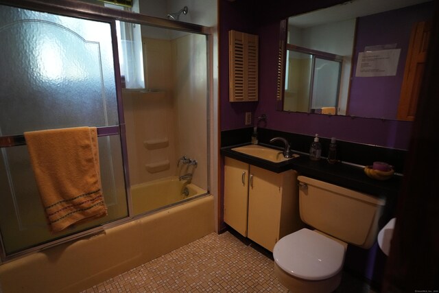 953 Rainbow Trl, Orange, CT 06477 - full bath featuring bath / shower combo with glass door, vanity, and toilet