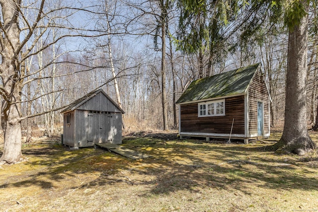 exterior space featuring an outbuilding