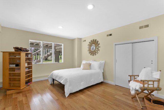 bedroom featuring light wood-style flooring, baseboards, visible vents, and recessed lighting