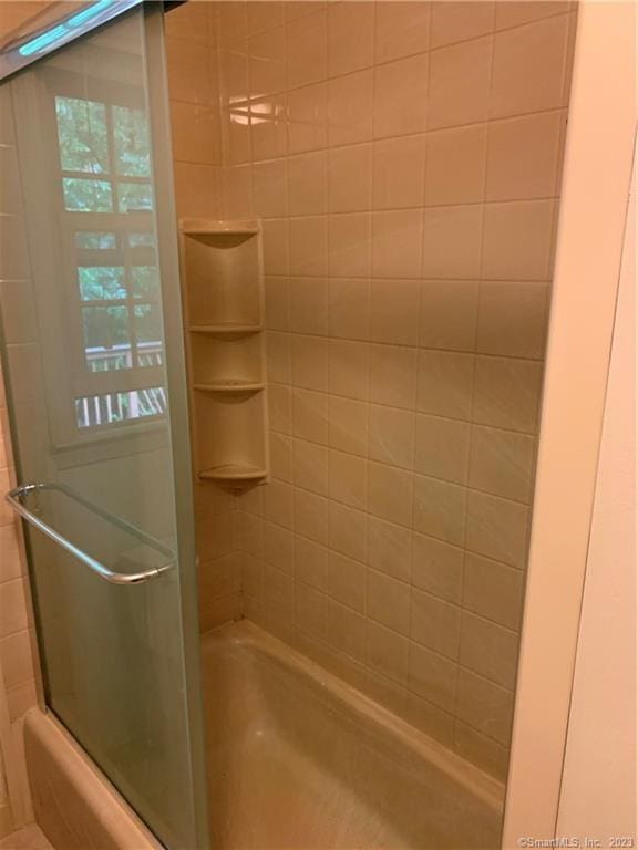 full bathroom featuring enclosed tub / shower combo