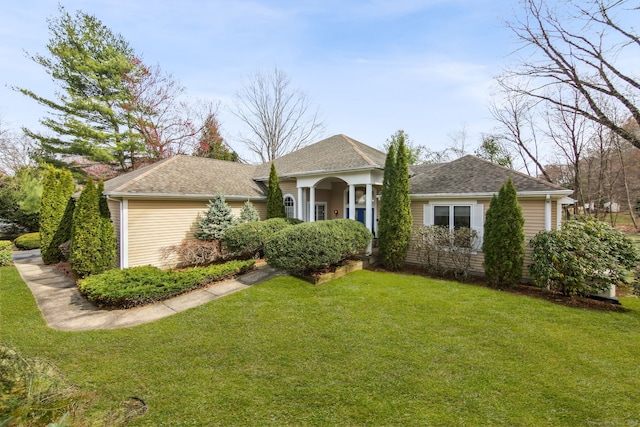 ranch-style home featuring a front lawn