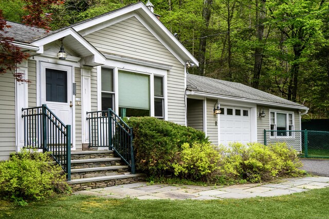 128 S Kent Rd, Kent, CT 06785 - view of front facade with an attached garage and fence