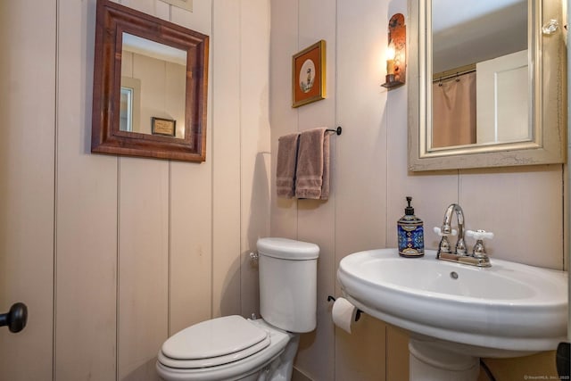 120 Boston Post Rd, Old Lyme, CT 06371 - full bath featuring toilet and a decorative wall