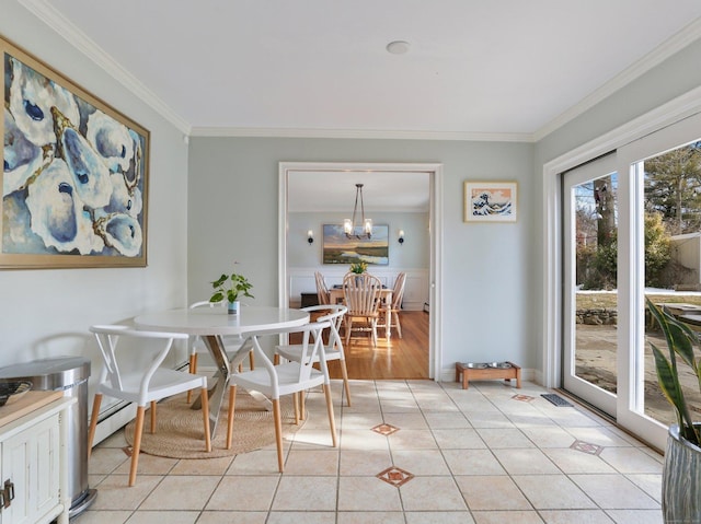 dining space with crown molding, light tile patterned floors, visible vents, and a chandelier