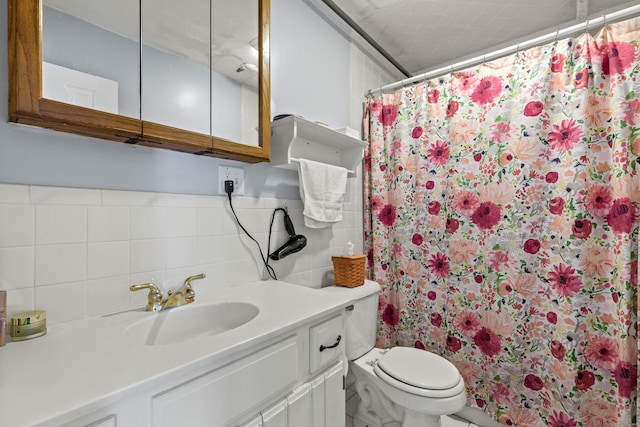 bathroom featuring tasteful backsplash, vanity, toilet, and a shower with curtain