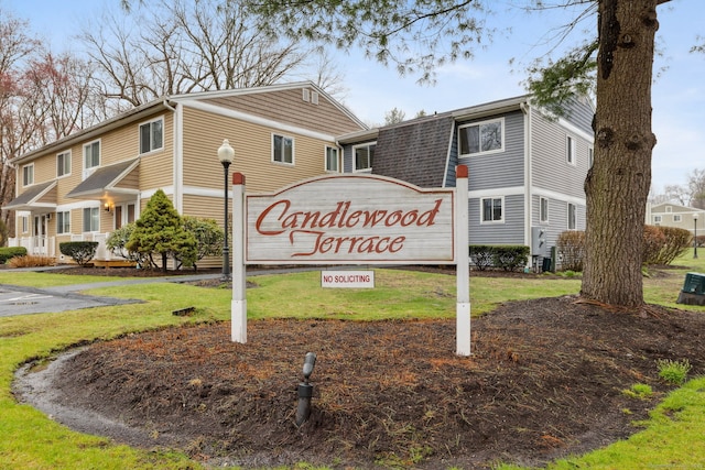 community / neighborhood sign featuring a yard
