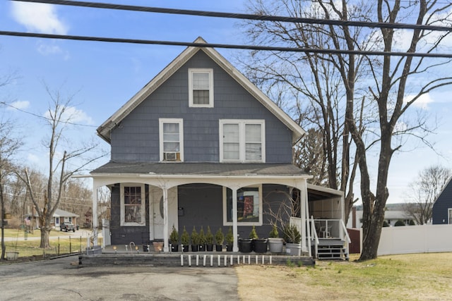 view of front facade with fence and covered porch