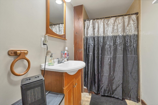 full bath featuring vanity and a shower with curtain
