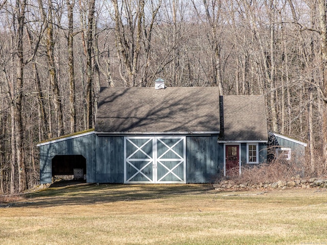 view of barn featuring a lawn
