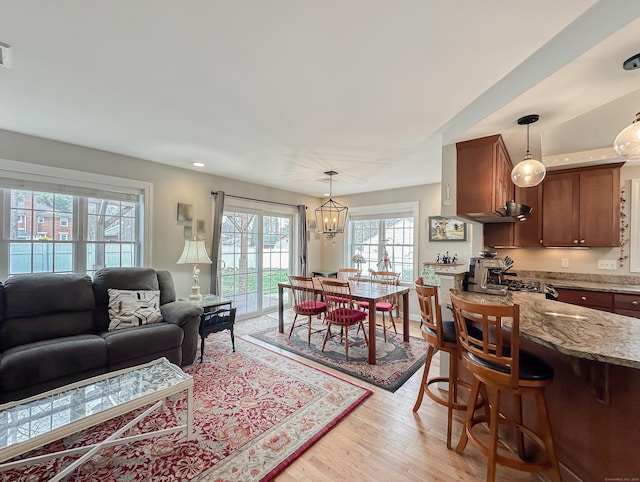 living area featuring an inviting chandelier, light wood finished floors, and recessed lighting