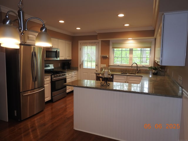 70 Allison Way Unit 70, East Haven, CT 06512 - kitchen featuring stainless steel appliances, a sink, crown molding, white cabinets, and a peninsula