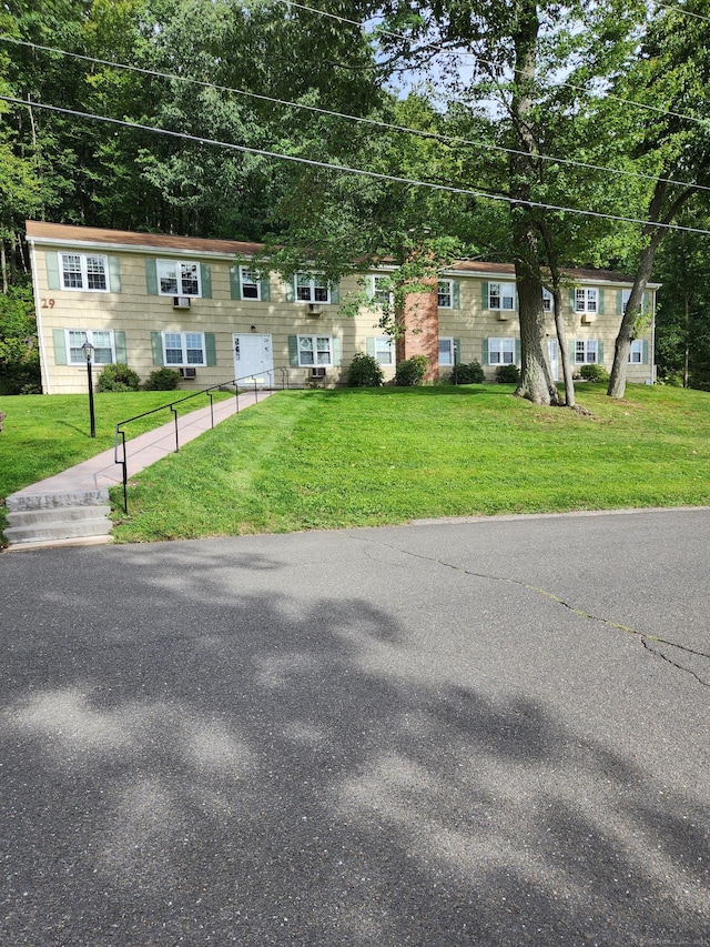 view of front of home featuring a front lawn