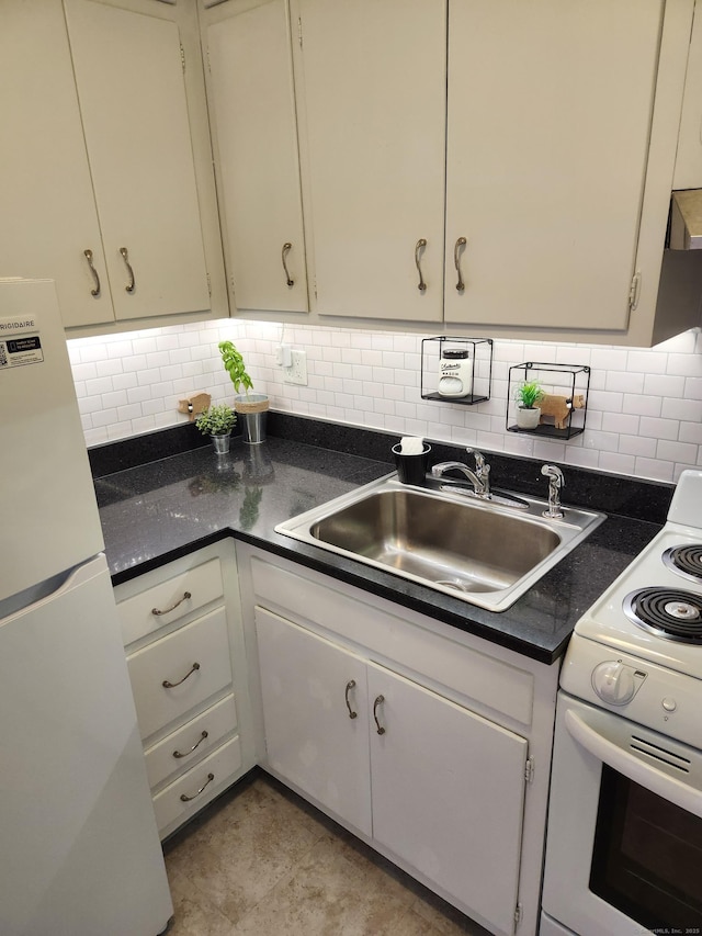 kitchen featuring white appliances, a sink, decorative backsplash, and dark countertops