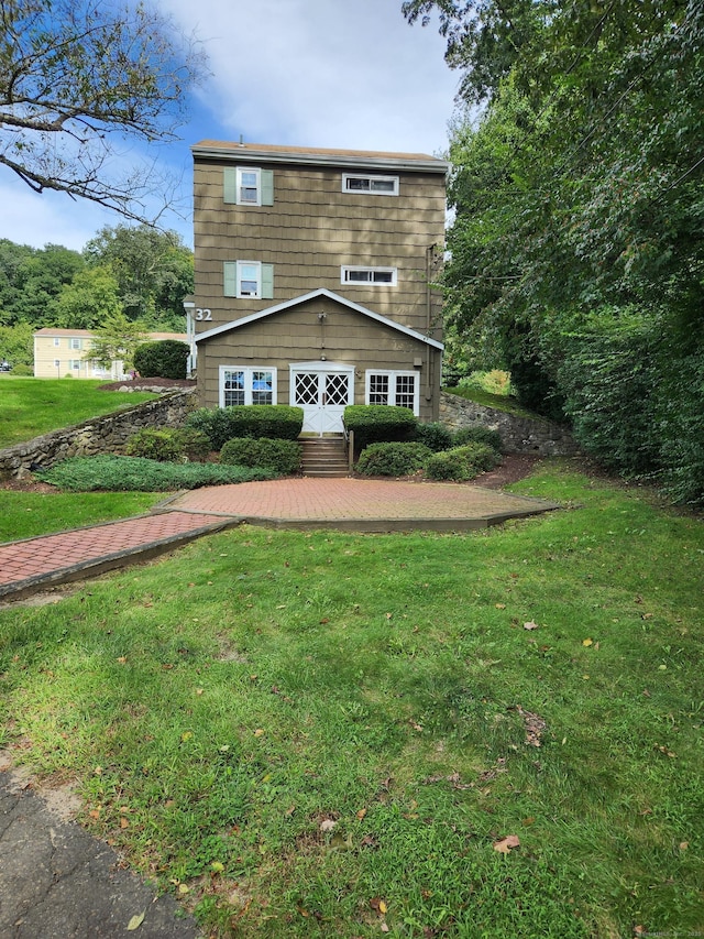 view of front facade featuring a front lawn