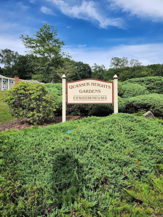 view of community / neighborhood sign