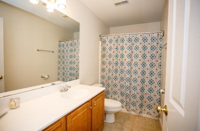 full bath with tile patterned flooring, a shower with shower curtain, toilet, vanity, and visible vents