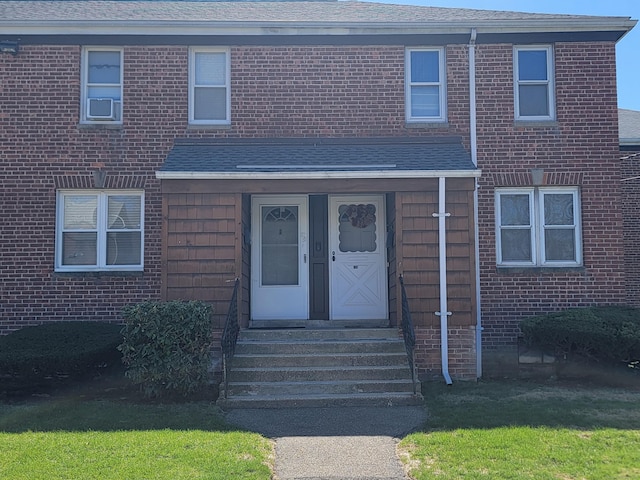 townhome / multi-family property with a shingled roof