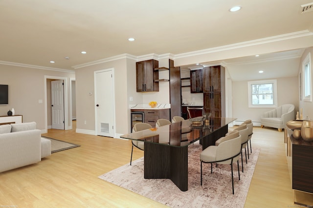 living area featuring light wood-type flooring, recessed lighting, ornamental molding, and baseboards