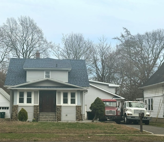 1314 Huntington Rd, Stratford, CT 06614 - bungalow-style home with entry steps, a front lawn, stone siding, and roof with shingles