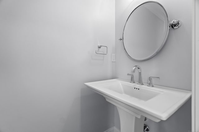 bathroom featuring a sink