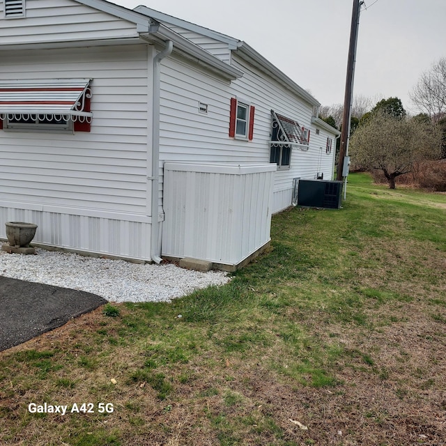 39 Old Wood Rd, Mansfield, CT 06268 - view of side of property with cooling unit and a lawn