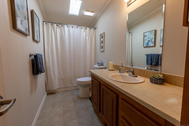 full bath featuring vanity, vaulted ceiling, toilet, and a shower with curtain