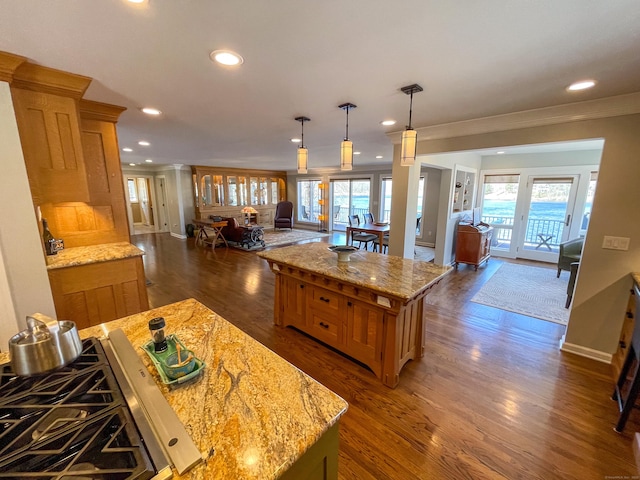 kitchen featuring crown molding, open floor plan, recessed lighting, and a kitchen island
