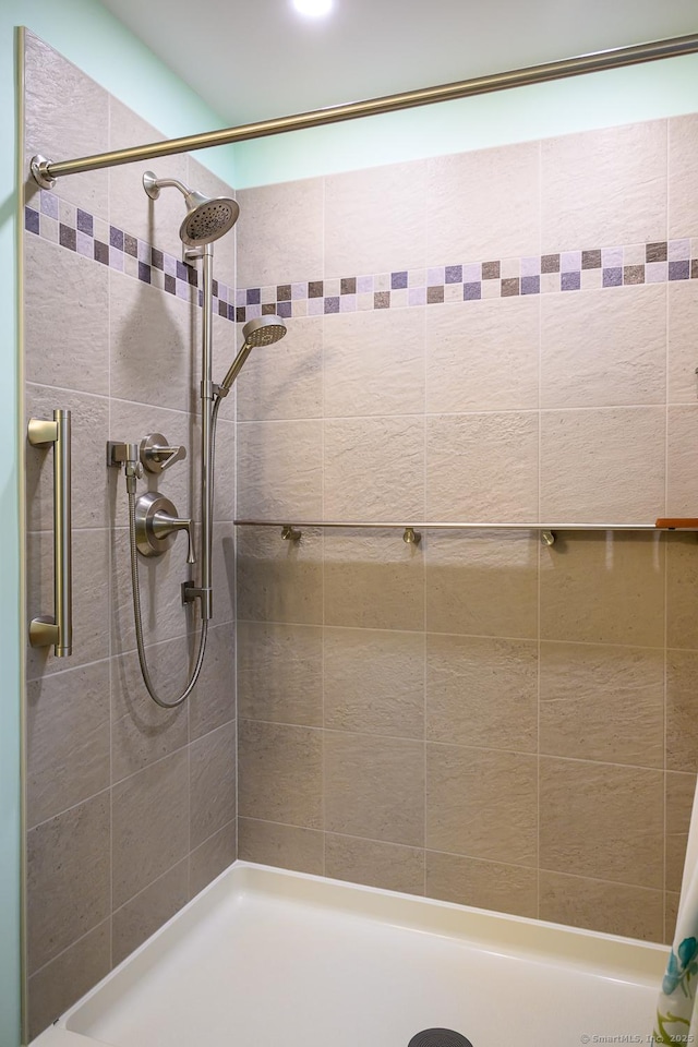 full bathroom featuring a tile shower
