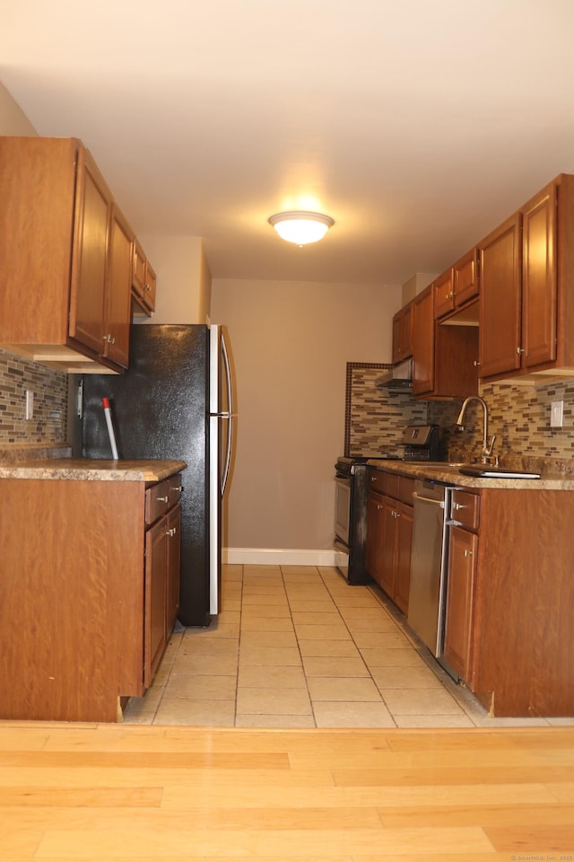 30 Woodland St Unit 5B, Hartford, CT 06105 - kitchen with tasteful backsplash, baseboards, a sink, appliances with stainless steel finishes, and brown cabinets